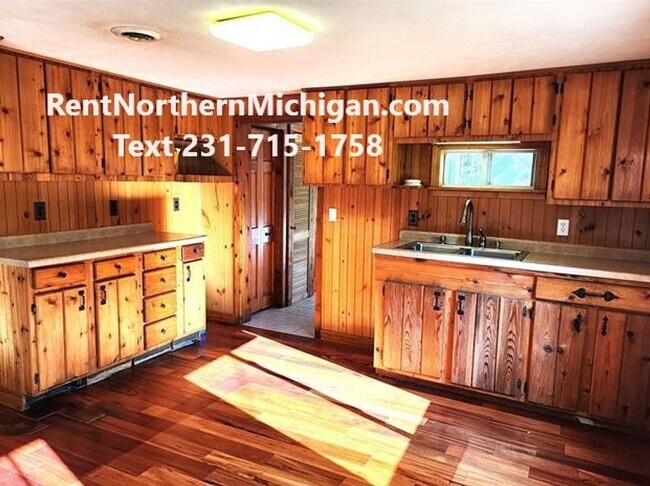 Building Photo - PETS WELCOME - 2 Bed Home - New Siding, Wi...
