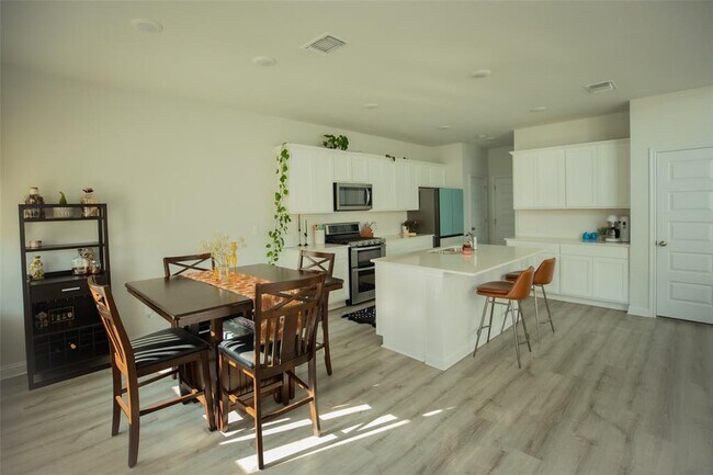 Building Photo - 7601 Frida Bend