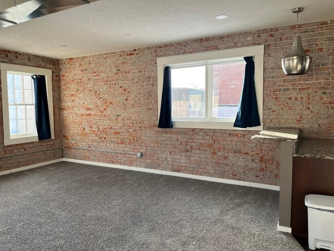 Building Photo - 713 4th Ave