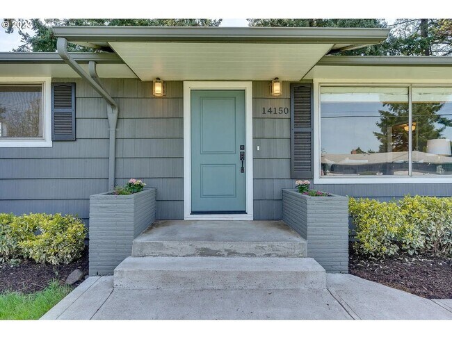 Foto del edificio - Stylishly Updated Mid-Century Gem on a Qui...