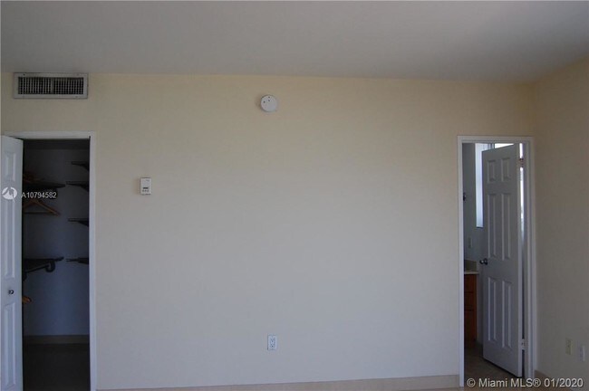 Building Photo - 10350 W Bay Harbor Dr