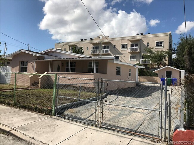 Building Photo - 230 SW 16th Ave