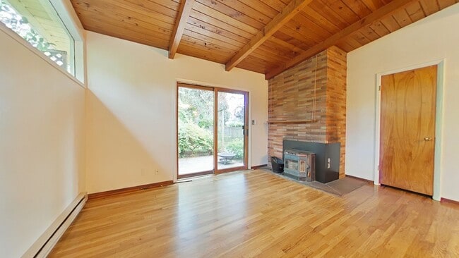 Building Photo - 3 Bedroom House ~ Close to Campus