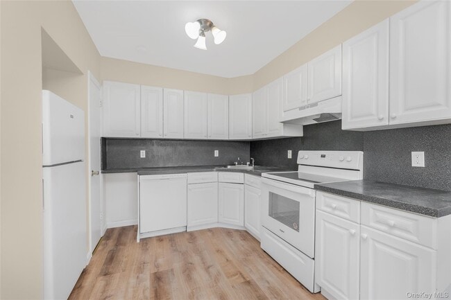 Foto del edificio - 26 Fairview Ave