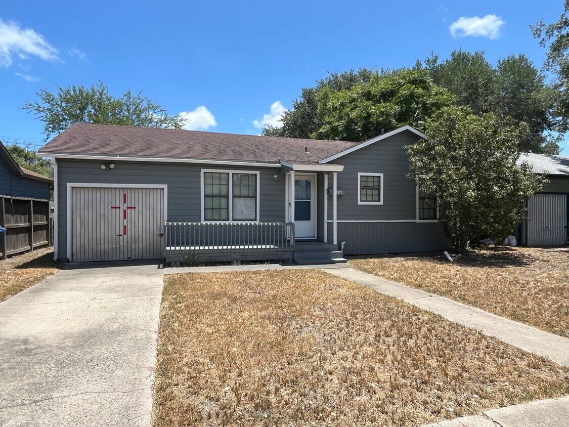 Foto principal - THREE BEDROOM ONE BATH HOME!