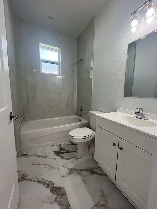 Building Photo - BEAUTIFUL BRAND NEW DUPLEX!!