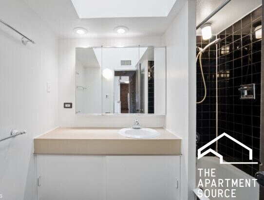 Foto del edificio - 553 W Wellington Ave