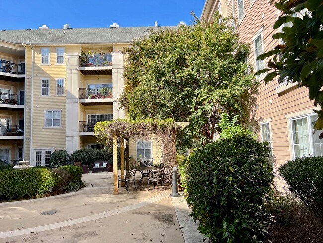 Foto del edificio - Available April 15th 2BD/2BA Condo on Granby! Gated Garage Parking with 2 Reserved Spots!! Balcony!