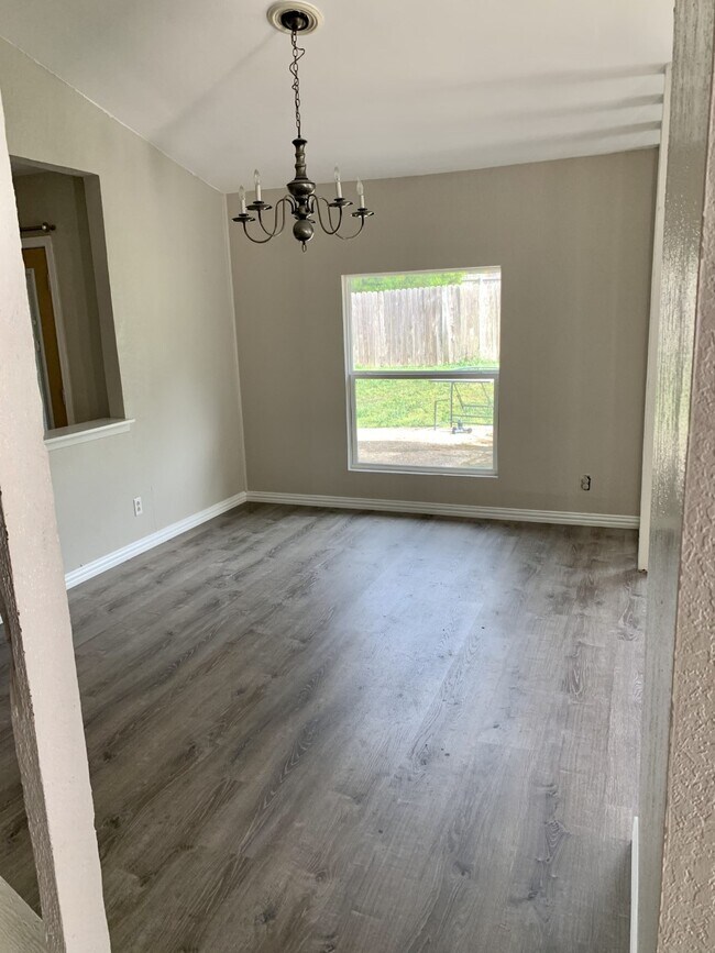 Foto del edificio - 815 Cedar Oaks Ln