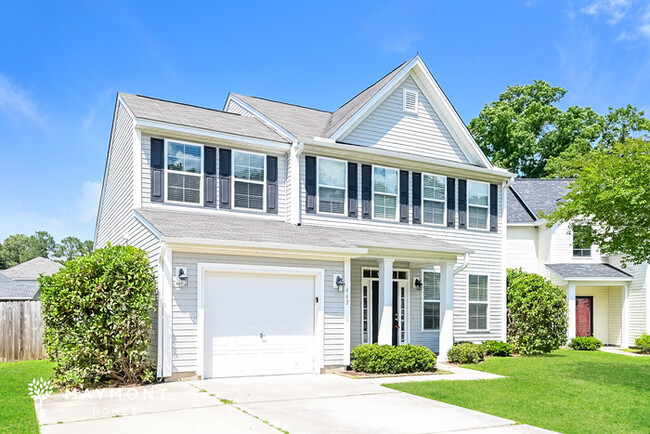 Building Photo - Spacious 4 Bedroom