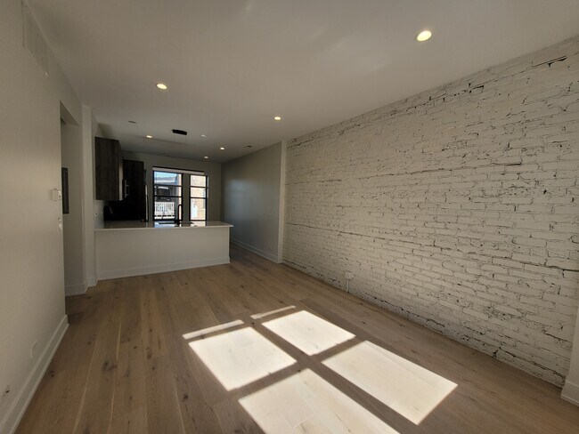 Building Photo - 1340 W Bryn Mawr Ave