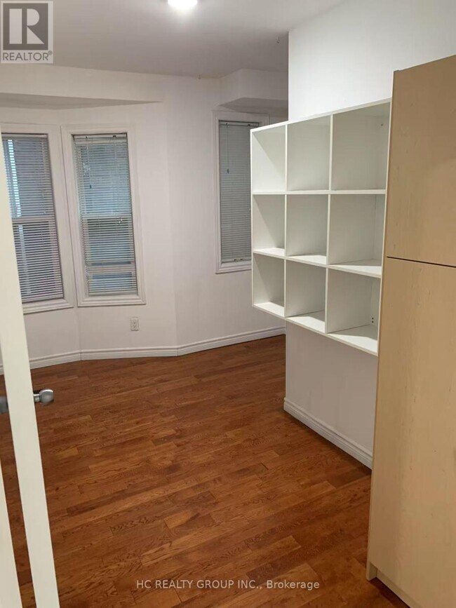 Photo du bâtiment - 562 Bathurst St