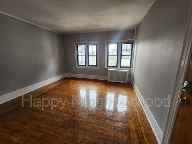 Foto del edificio - 130 Bradley Ave