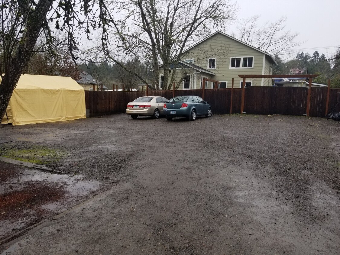 Building Photo - 5+ Bed/2 Bath East Campus home with fenced...
