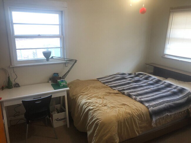 Foto del edificio - 4 Bedroom Close to Campus + Washer & Dryer...