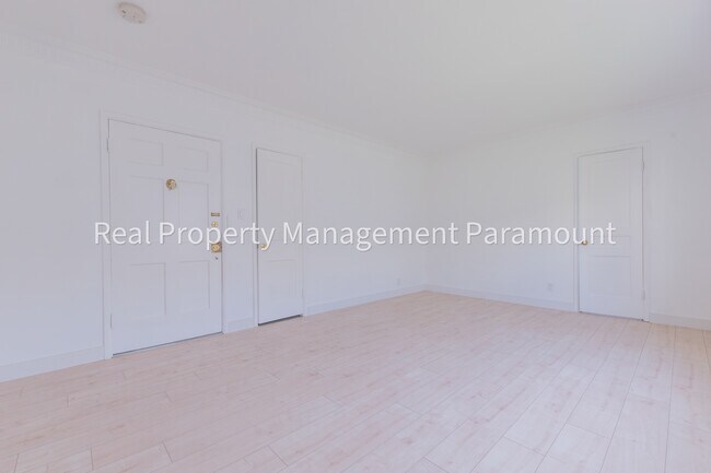 Building Photo - 342 N Oakhurst Dr