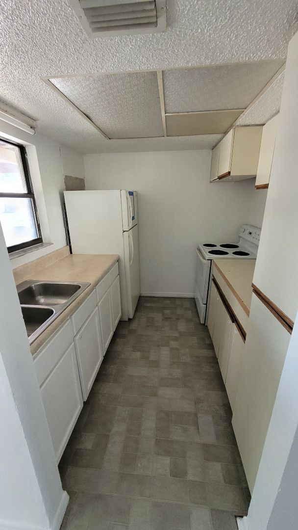 Foto del edificio - 3 Bedroom, 1.5 Bath - Two-Story Home/Duplex