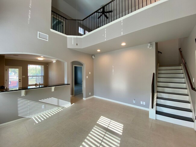 Building Photo - Lovely 4 bed/2.5 bath Corner Condo w/ Flex...