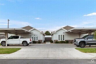 Building Photo - 400 S Retama Ln