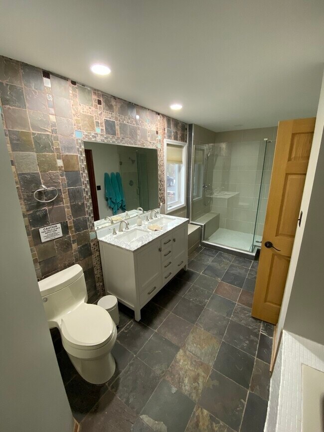 Building Photo - 5403 E Lake Shore Dr