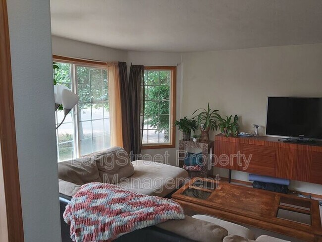 Building Photo - 1446 SW Birdie Dr