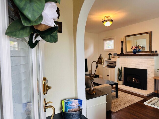 Building Photo - The Lighthouse Cottage in Pacific Grove!