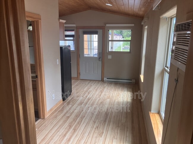 Building Photo - 111 E Cottonwood Dr