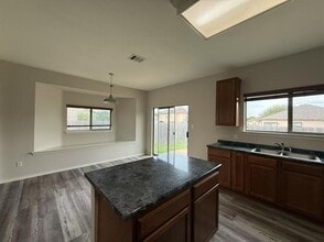Building Photo - 1722 E Mesa Park Dr