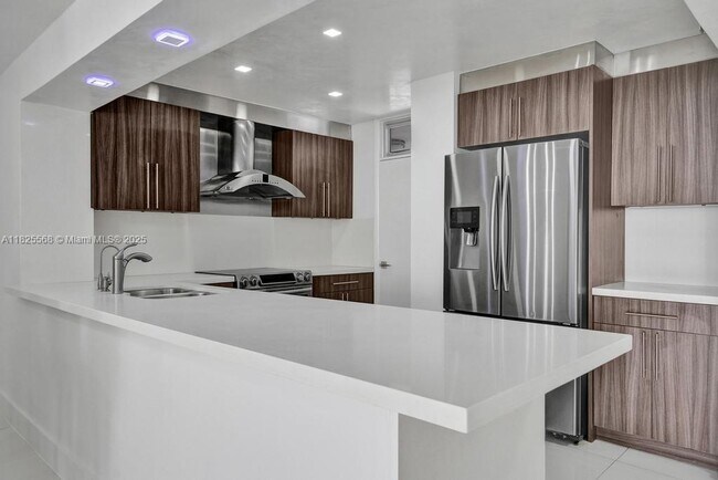 Foto del edificio - 6450 Collins Ave