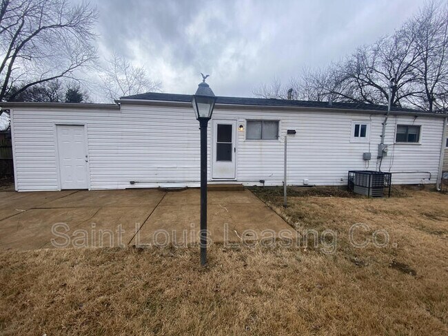 Building Photo - 1230 S Waterford Dr