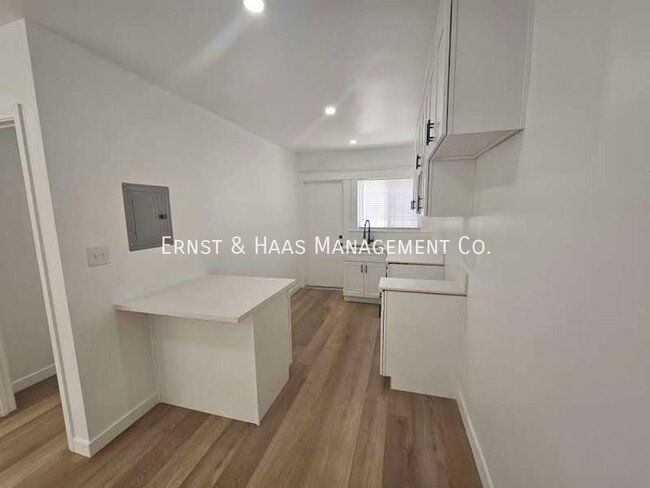 Building Photo - Very Charming 1 Bedroom Apartment in Class...