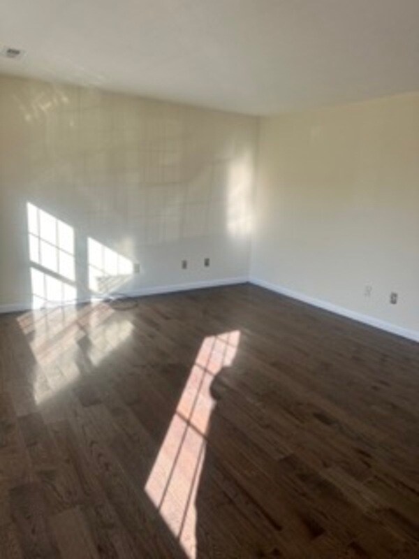 Building Photo - 1001 Fairway Gardens Dr