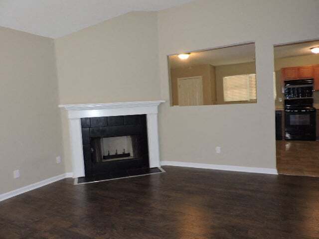 Building Photo - 2631 Parkview Dr