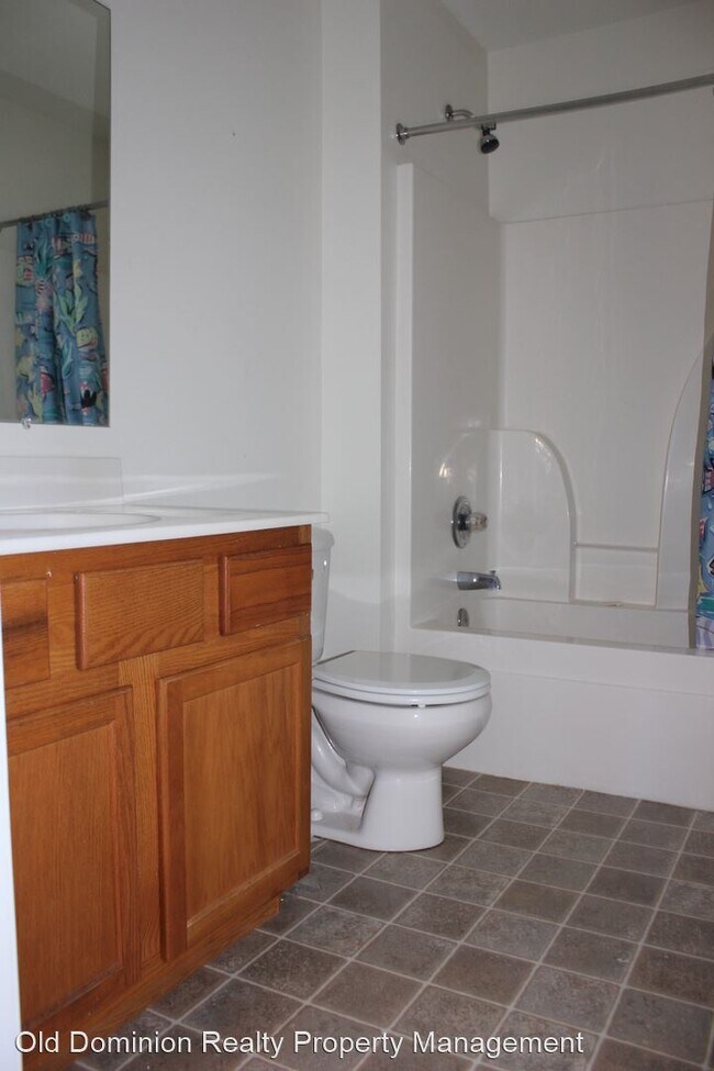 Building Photo - 3 br, 2.5 bath House - 555 Pointe Drive