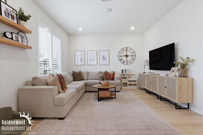 Building Photo - Modern 3Bdm 2.5Ba Unfurnished Town-Home in the Soltaire Community!