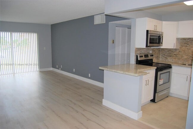 Building Photo - 5221 Geneva Ct