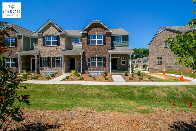 Building Photo - Tri-Level Townhome in Highland Creek Area