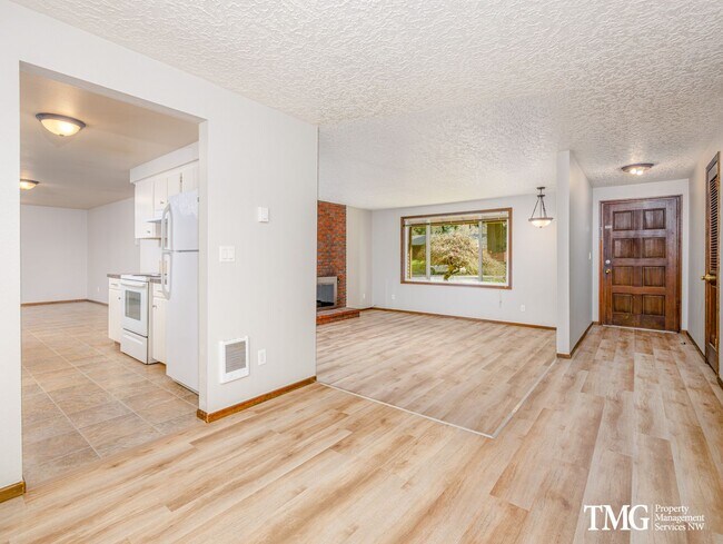 Building Photo - Great 3BD Ranch-Style Home with Vintage Ch...