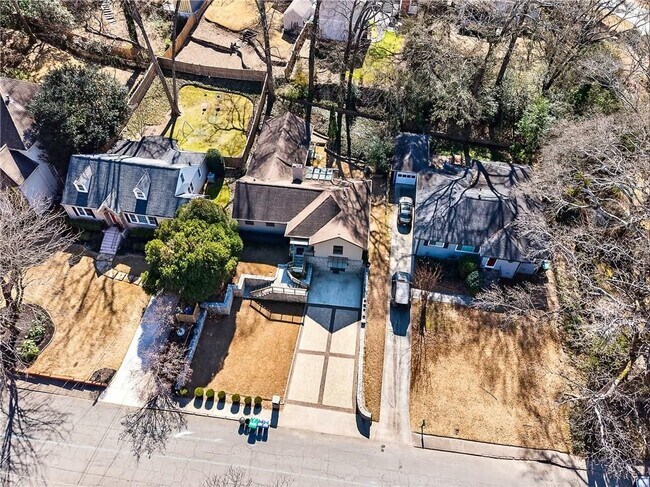 Foto del edificio - 1319 Chalmette Dr NE