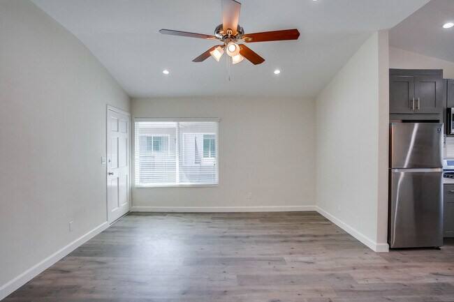 Building Photo - 544 Evergreen St