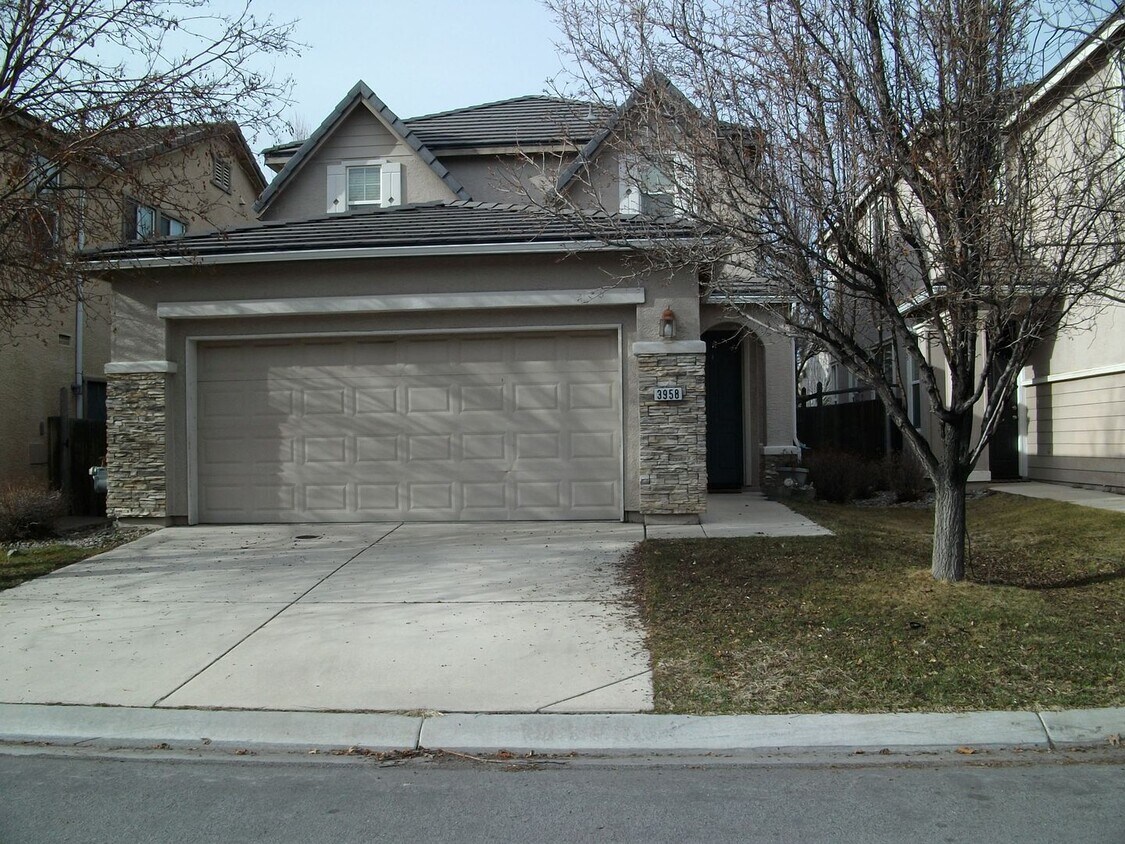 Primary Photo - 3 Bedroom, 2-1/2 bath, 2-car garage in a g...