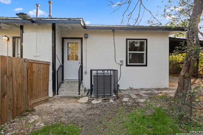 Building Photo - 1009 Canton