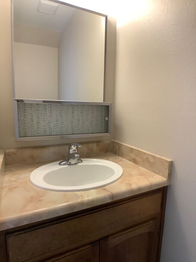 Building Photo - Renovated two bedroom townhouse near downt...