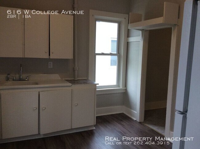 Building Photo - 2 Bedroom Upper!