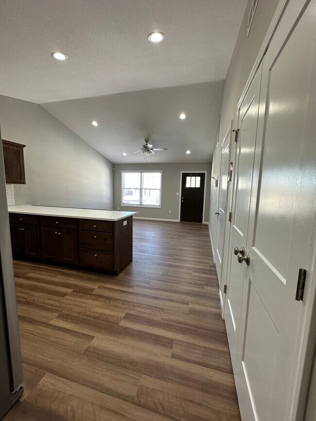 Building Photo - 1121-MF4-E