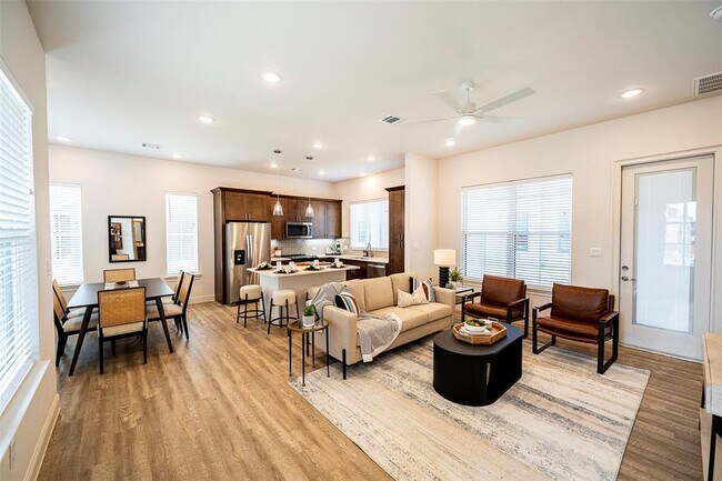 Foto del edificio - 14915 Gardenberry Ln