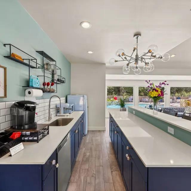 Foto del edificio - 13005 Heinemann Dr