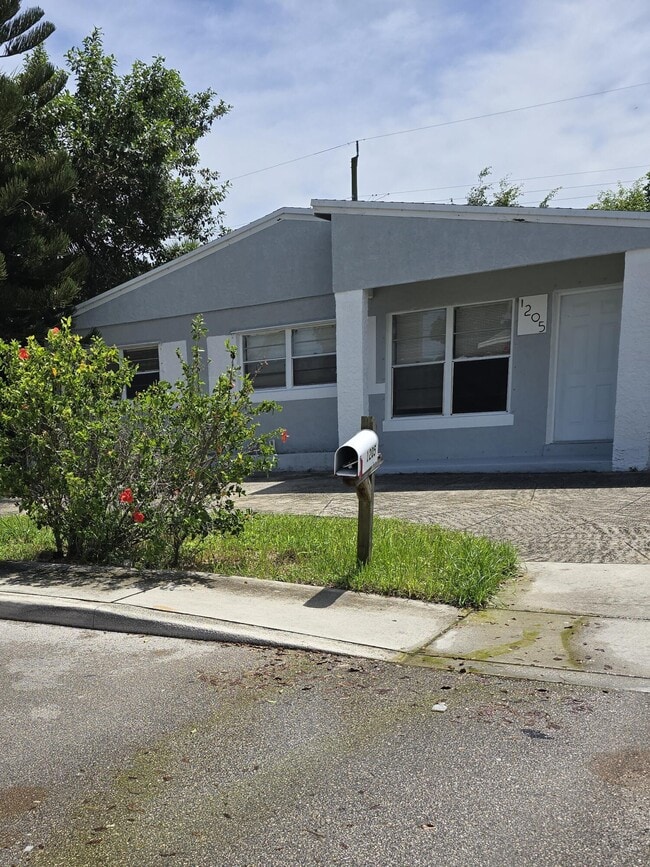 Building Photo - 1205 W 24th St