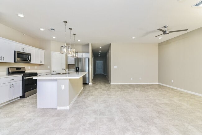 Building Photo - 4713 S 67th Ln