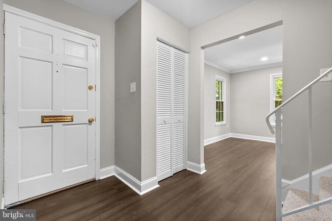 Front Entryway - 2360 Albot Rd